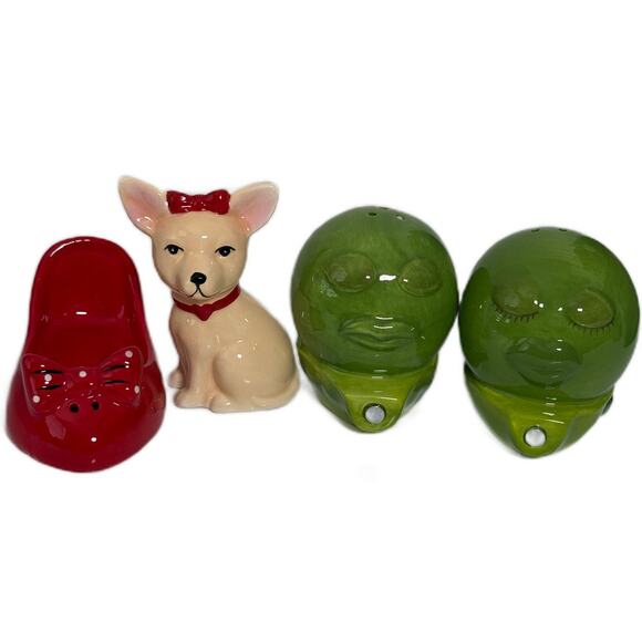 Lot 2 Attractives Magnetic Salt Pepper Shakers Chihuahua in Shoe - Peas in a Pod - Picture 3 of 11